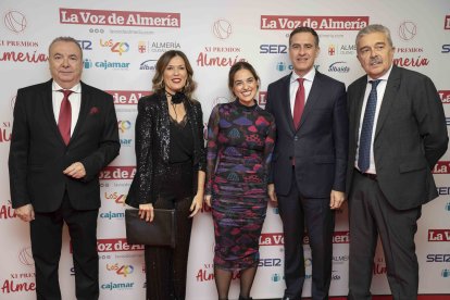 Pedro Manuel de la Cruz, Laura Martínez y Juan Fernández junto a Ana Martínez Labella y Miguel Ángel Castellón.