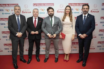 Juan Fernández y Pedro Manuel de la Cruz, de La Voz de Almería, junto a Juan Francisco Rojas, Martín de los Reyes y Manuela Martín, de VOX