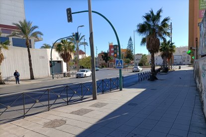 Una acera amplia a la puerta.