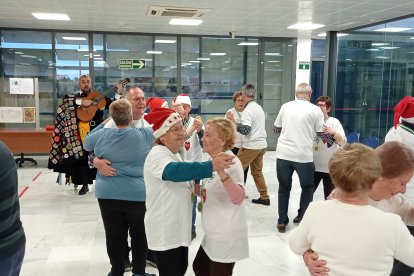 Vecinos de Torrecárdenas bailan al ritmo de la tuna.
