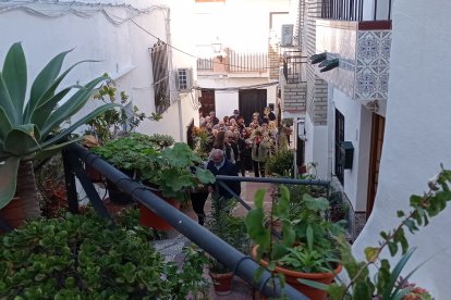 Los vecinos por las estechas calles de Vélez de Banaudalla.
