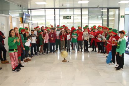 Jóvenes escolares cantando villancicos.