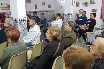 Siguiendo los vecinos con atención las charlas sanitarias.