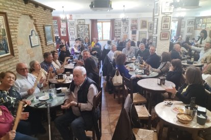 Miguel Galindo y amigos tocando las panderetas.