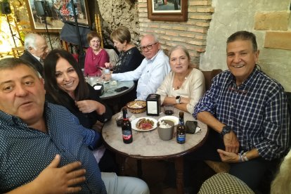 Manuel Leal, esposa y amigos celebrando el reciente premio de LA VOZ DE ALMERIA.