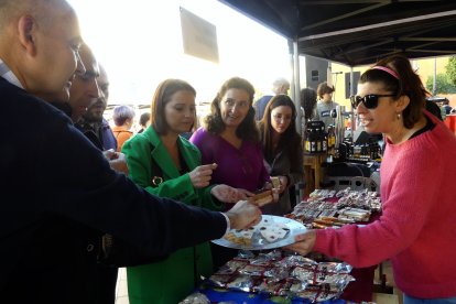 La alcaldesa junto a su equipo de Gobierno visita los stands del evento gastronómico.