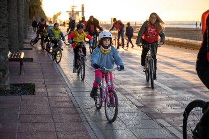 Alumnos en bicicleta camino de sus colegios