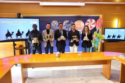 Foto de familia del alcalde de El Ejido y la edil de Cultura con los emisarios de los Reyes Magos.
