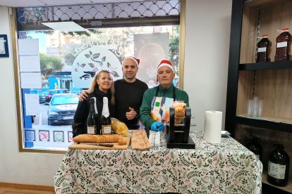 Celebración en la administración de la calle Pérez Galdós, 14, en Almería, donde se han  vendido dos quintos premios y el Gordo.