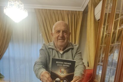 Bernabé muestra orgulloso su gran obra.