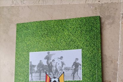 En la contraportada defendiendo los colores del Adra.