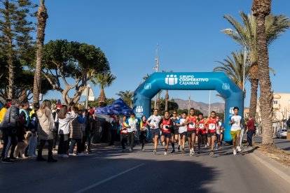 La carrera lanzada hacia una meta cargada de emoción.