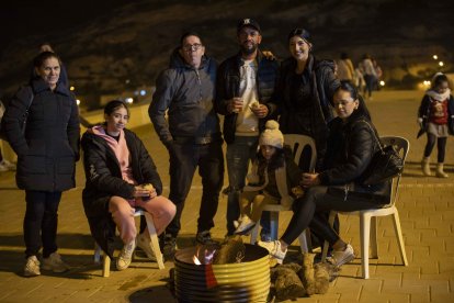 La Noche de las Candelas reunió en el Mesón Gitano a familias de toda Almería.