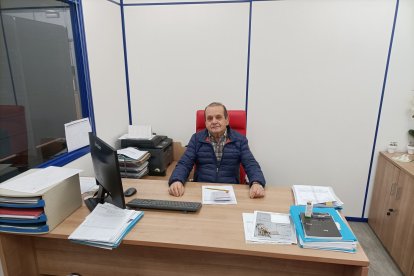 Ginés todos los días se da una vuelta por la empresa.