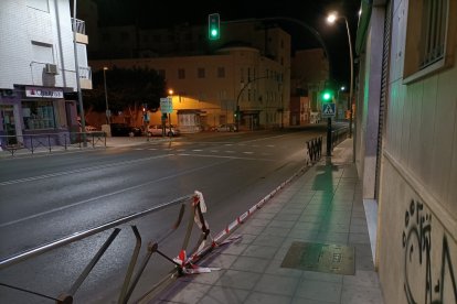 Una acera estrecha y los vehículos a solo unos metros.