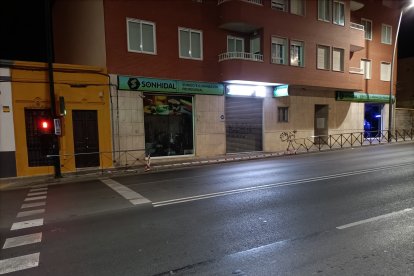 Desde la otra acera se puede ver el tramo de valla roto.