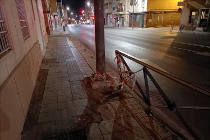 Más de un mes está la valla en este estado.