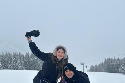 César Montes en la nieve con la familia. 