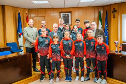 Un ayuntamiento con sus deportistas.