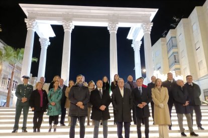 Fotografía de familia de las autoridades durante la inauguración.