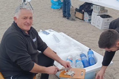 Javier Pérez se encargó de limpiar la jibia y el pulpo.