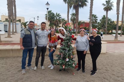 Algunos se trajeron de casa hasta el árbol de Navidad.