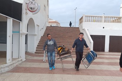Llegando con la parrilla a la playa.