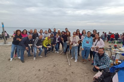 La compañera Isa Oña de La Voz de Almería se une a la peña de su esposo para nunca perderse una moraga.
