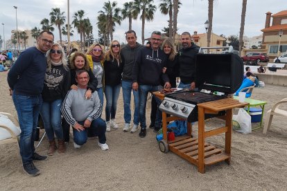Vicente y José se ha traído una barbacoa de película americana.