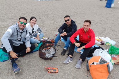 Pablo, Marta, Fran y Álex saben que sólo hace falta una barbacoa y buen rollo para disfrutar de la moraga.