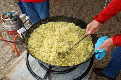 Paco Montoya heredó la receta de migas con guisantes de su madre.