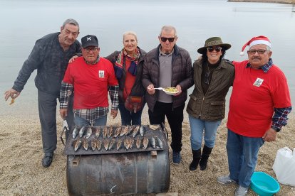 Juan Antonio Jiménez \'El Mangui\' al frente de la plancha con sus compañeros de la peña.