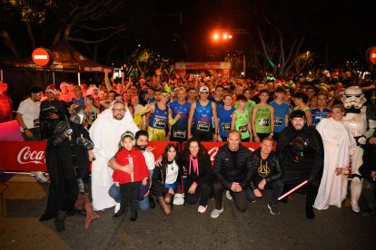 Foto de familia antes de la saida de la XV San Silvestre Ciudad de Almería.