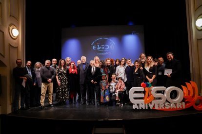 El equipo de EISO con el homenajeado de honor, Peter Beale, los premiados en el certamen ‘Cuéntalo en 90 segundos’ y la familia del audiovisual almeriense representada en actores y técnicos.