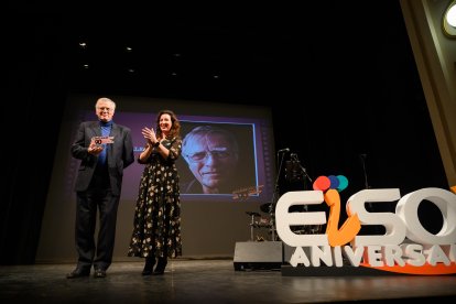 María del Mar Vázquez, alcaldesa de Almería, entregó el galardón de honor al productor Peter Beale.