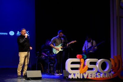 Diego Cruz, concejal de Cultura, se animó a cantar con Los Vinilos.