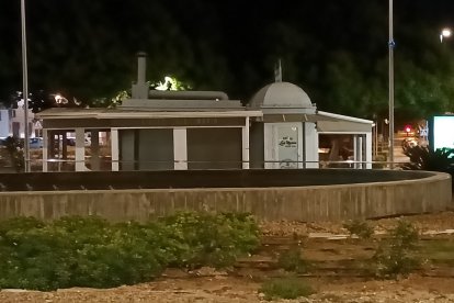 No es fácil a esta hora ver la persiana echada.