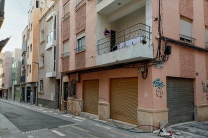 La tienda de comestibles de Luis y María está cerrada.