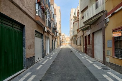 La calle se estrecha hacia el norte.