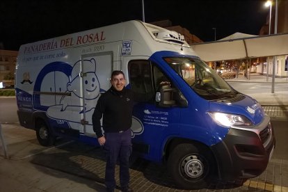 Juan Gómez luce así de contento con su furgoneta cargada de pan.