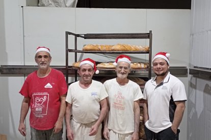 Manolo, Pepe, Sebastián y Junior son panaderos de Dicel.