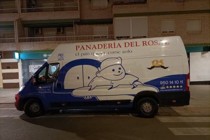 La furgoneta con el Pan del Rosal.