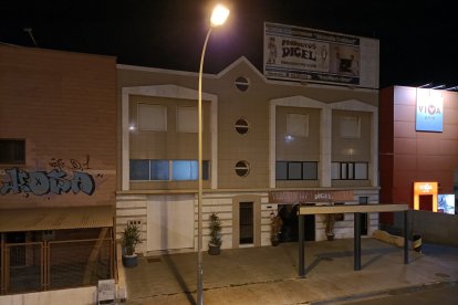 Puerta cerrada y luces encendidas: se hace pan.