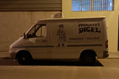 La furgoneta a la espera para repartir.