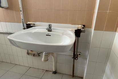 Imagen de uno de los lavabos del centro educativo, con elementos oxidados.