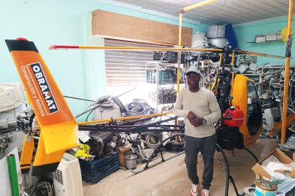 Felipe junto al helicóptero que ha construido.