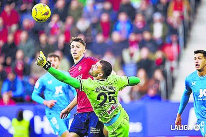 Maximiano en una de las jugadas del Osasuna-Almería.