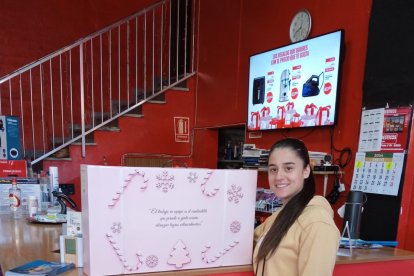 Sandra Scalione Díaz, ganadora de la cesta en Economésticos La Juaida.