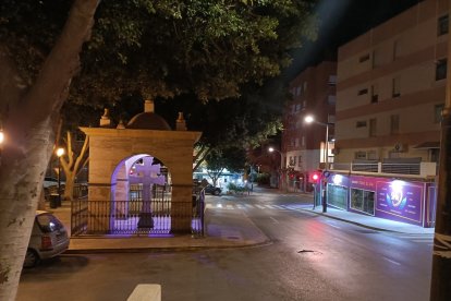 La Cruz de Caravaca mirando por sus vecinos y los clientes de \'La India\'.