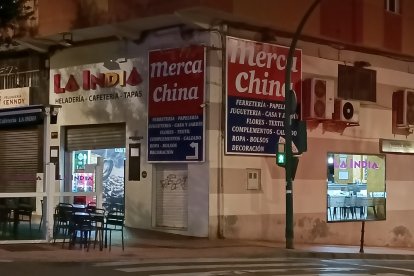 A las 6 de la mañana ya está en marcha el faro de La Cruz.